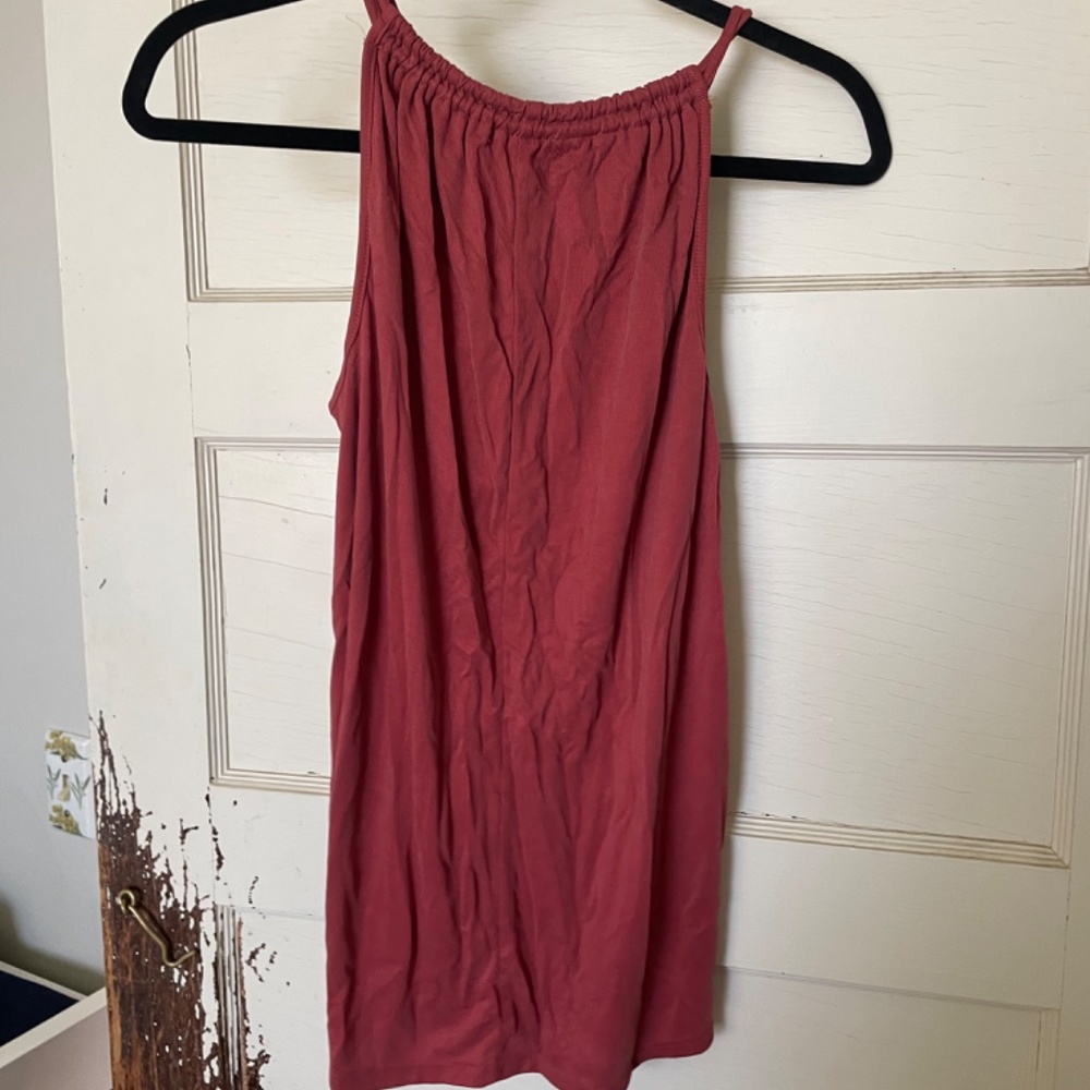 Red tank - Picture 3 of 3